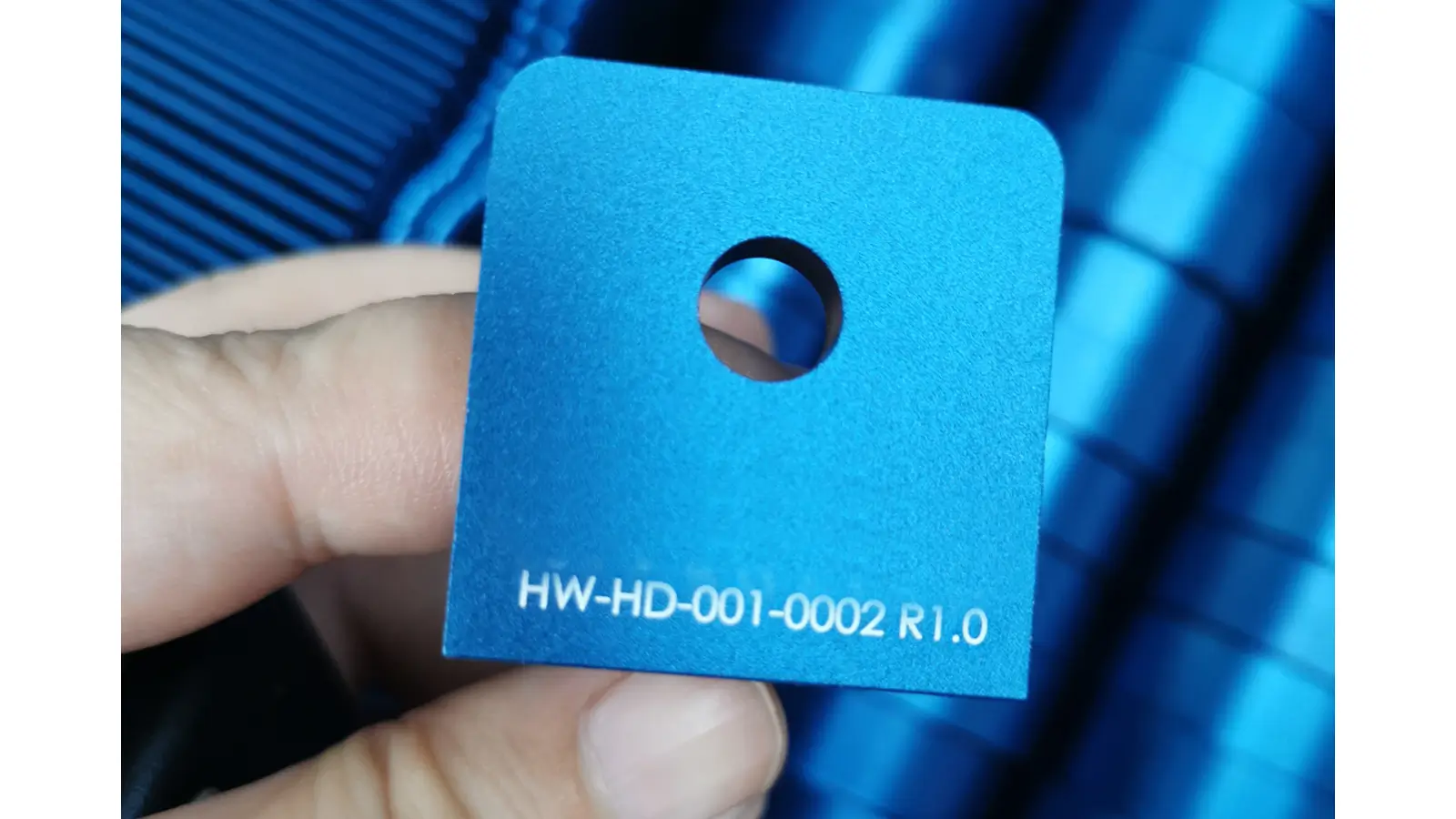 laser engrave white color on blue anodized aluminum cnc parts